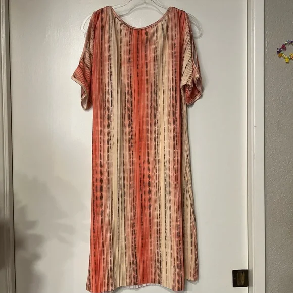 Fun accordion cold shoulder flowy midi dress - Picture 4 of 6